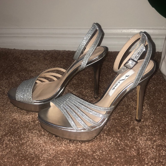 Silver heels - Picture 2 of 6